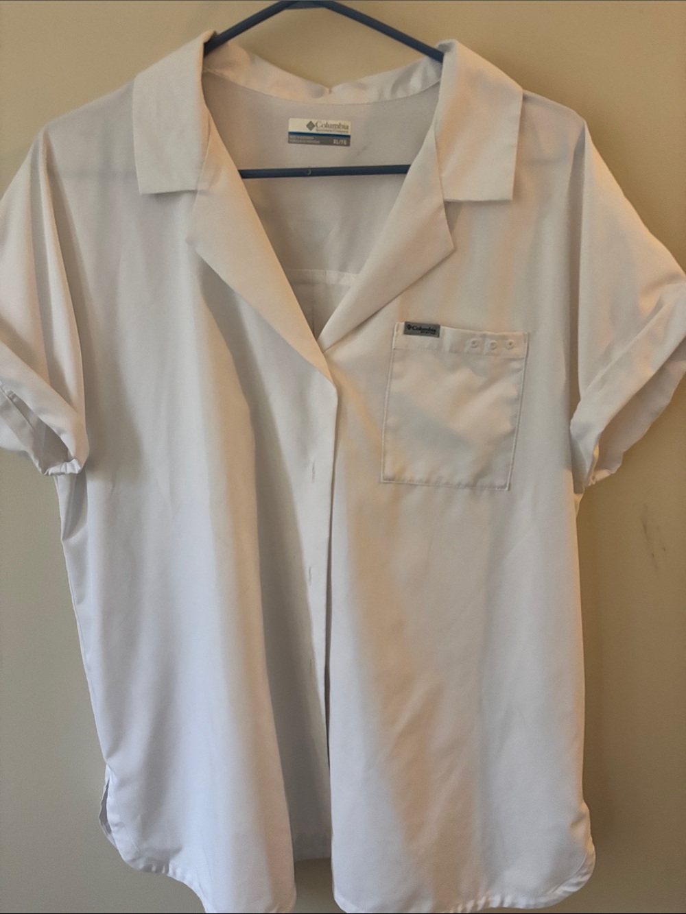 Columbia White Short-Sleeve Button-Front Camp Shirt with Chest Pocket